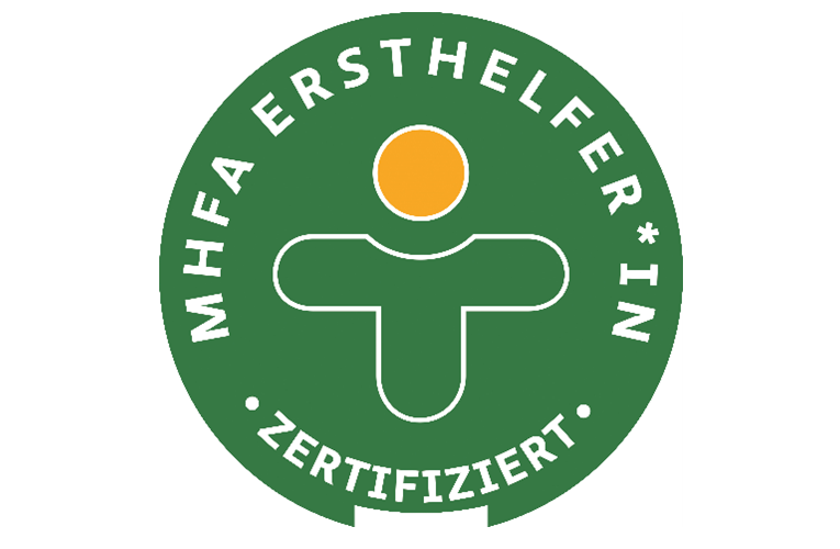 Grünes Logo mit dem Schriftzug "MHFA Ersthelfer*in"