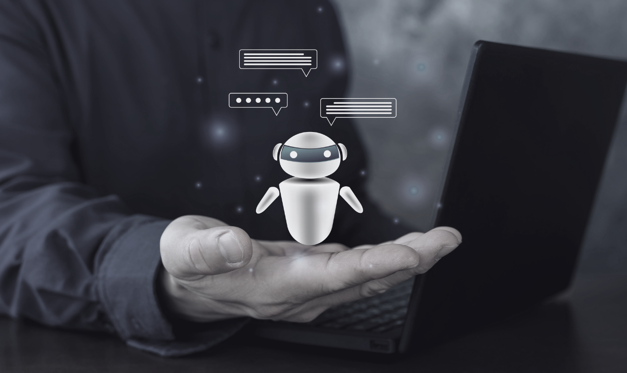 Ein kleiner virtueller Roboter schwebt über einer Hand. Über seinem Kopf befinden sich Sprechblasen.