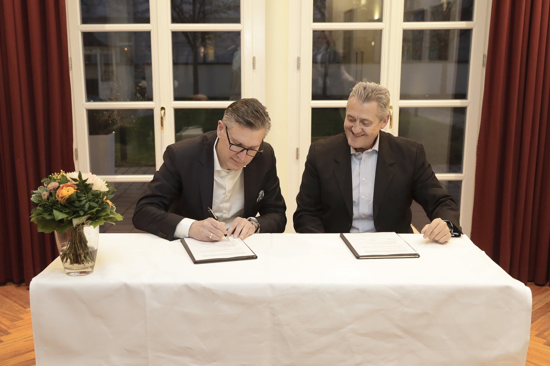 Vertragsunterzeichnung Oliver Schobert & Ralf Männlein